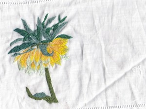Servilleta de lino bordada con flor de diente de león, diseño aireado que evoca frescura natural para cenas informales. - Product Image 2