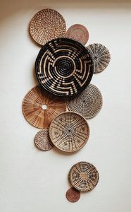 Conjunto de Decoración de Pared de Mimbre Tejido Estilo Boutique, Cestas Colgantes Tejidas a Mano en Negro y Crema para un Interior de Hogar Elegante y Ecléctico - Product Image 2