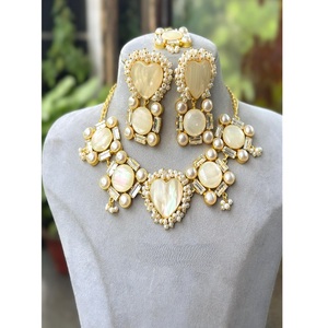 Ensemble collier et boucles d'oreilles en laiton plaqué or de qualité supérieure, avec perles, pour femme, tendance, idéal pour les fêtes, les fiançailles et les mariages, cadeau de bijoux - Product Image 1