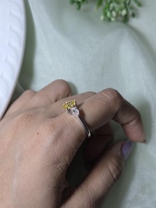 Anillo de Tres Piedras con Diamante Amarillo Corte Pera en Oro Blanco Sólido con Piedras Laterales de Diamante Blanco en Forma de Pera, Engaste Clásico con Puntas - Product Image 3