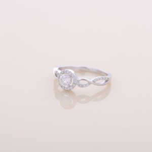 แหวนเพชรทรงกลม 0.447 กะรัต เพาะเลี้ยงในห้องปฏิบัติการ ทองคำขาว 18K ชุบทองคำขาวและโรเดียม ดีไซน์วงแหวนแบบ Halo Twist สำหรับงานหมั้น - Product Image 6