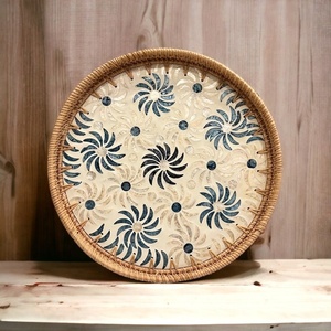 Ensemble de 2 plateaux ronds en rotin à motif printemps et été Décoration de table en nacre pour la maison - Product Image 2