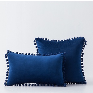 Coussin décoratif rond en fausse fourrure douce, confortable et moelleux pour canapé, chambre et salon - Product Image 4