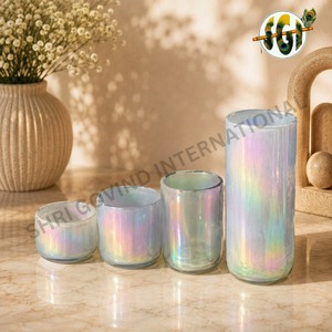 Vase en verre vert vintage avec un design côtelé pour une utilisation décorative en intérieur - Product Image 2