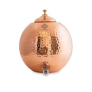 Distributeur d'eau chaud et froid réutilisable en cuivre de forme ronde, avec motif martelé et robinet, pour usage domestique - Product Image 1