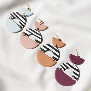 Boucles d'oreilles en résine faites à la main de luxe, matériau de qualité supérieure, élégantes, fournitures de perlage pour les fêtes, durables, légères et confortables - Product Image 2