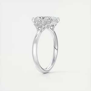 Anillo de compromiso con piedra central radiante de 2.50 quilates y piedras laterales trapezoidales en oro blanco de 14 quilates - Product Image 1