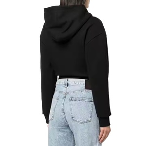 เสื้อครอปมีฮู้ดคอตตอน2025สีดำล้วนของผู้หญิงเสื้อครอปไม่มีฮู้ดคอตตอนไม่มีซิปปกสำหรับฤดูหนาวขายส่ง OEM 300-400กรัม - Product Image 4
