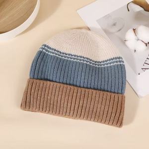 Gorro de punto unisex con bloques de color, con contraste y puño plegable, cálido para invierno, estilo casual - Product Image 6