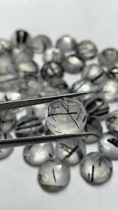 Proveedor de pedidos al por mayor: Cuarzo rutilado negro con corte rosa de 6 mm, redondo, con inclusión de aguja natural, alternativa de gema para anillo llamativo. - Product Image 3