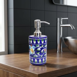 Distributeur de savon en céramique artisanal, design méditerranéen floral bleu, écologique et luxueux, décoration de salle de bain cylindrique - Product Image 1