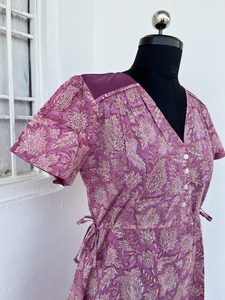 Vestido largo de algodón con estampado floral para mujer, cuello en V, botones al frente, manga corta, cintura con lazo, corte en A, dobladillo en contraste, estilo bohemio - Product Image 3