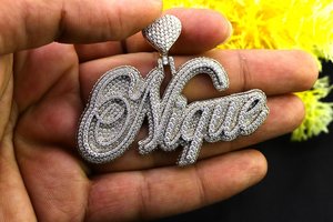 Colgante de Letra Nique Chapado en Oro de 18K con Moissanita de Corte Brillante Redondo y Microincrustaciones, Amuleto de Lujo Temático, Unisex para Uso Diario - Product Image 4