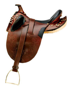 Selle Western Classique en Cuir Véritable Faite à la Main, Personnalisable et Durable, avec Arceau en Fibre de Verre et Conchos Argentés - Product Image 1