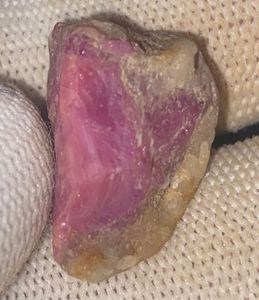 Pierre brute de rubis naturel 38,05 carats provenant des mines Femos John Saul du Kenya - Product Image 2