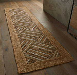 Sofisticado tapete de yute para pasillo con un clásico diseño de espiga en tonos naturales. Disponible a precios de mayorista. - Product Image 1