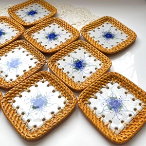 Elegante Posavasos con Borde de Ratán y Centro de Cerámica, Ideal para Servir en la Mesa del Comedor y Darle un Aspecto Premium a la Cocina - Product Image 1