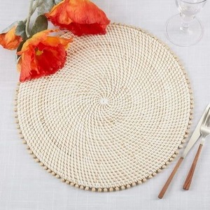 Assiettes de présentation en rotin naturel très prisées avec perles, tailles personnalisables, variété de couleurs, sets de table en rotin faits à la main pour la décoration de table - Product Image 3