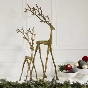 Escultura de Reno Hecha a Mano, Decoración Navideña Premium para Compradores de Comercio Minorista y Hostelería - Product Image 4