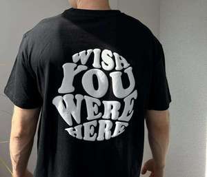 T-shirt pour homme en coton noir à manches courtes, col rond, coupe classique, avec impression en relief 'Wish You Were Here' et logo au dos - Product Image 1