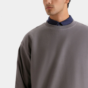 เสื้อพูลโอเวอร์ผ้าฟลีซหนานุ่มรุ่น "Core" สีแซนด์สโตน ทรงไหล่ตก ไม่มีเชือกผูก ดีไซน์เรียบหรู - Product Image 2