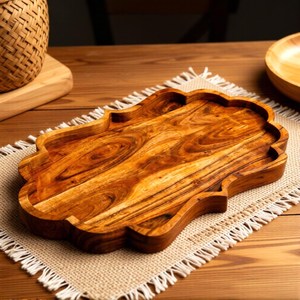 Bandeja de servir hecha a mano de madera de acacia con borde festoneado ornamental, decoración rústica estilo granja, bandeja de madera multiusos, bandeja de madera para servir alimentos. - Product Image 1