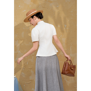 Blusa Elegante Blanca para Mujer con Cuello Mandarín y Abertura en el Escote, Estilo Peplum, para Oficina o Casual, Diseño Personalizado DORIS - Product Image 4