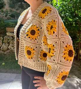 Cardigan en crochet fait main motif tournesol - Pull floral bohème, coton écologique, mode confortable pour le printemps - Product Image 2