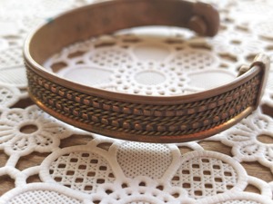 Brazalete Abierto Elegante de Cobre Plateado con Grabado Personalizado al Mejor Precio para Mujer - Product Image 3