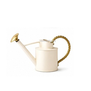 Arrosoir en métal crème avec poignée et bec en laiton pour le jardinage - Product Image 3