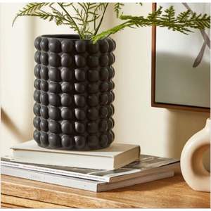 Vase à fleurs moderne en métal texturé noir mat, centre de table de luxe, vase décoratif en fer pour la décoration de la maison et des hôtels - Product Image 1