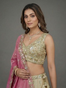 Ensemble Lehenga indien pakistanais en soie brodée rose, longueur au sol, avec blouse sans manches et dupatta, tenue de mariée florale - Product Image 5