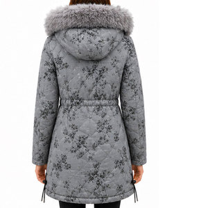 Abrigo largo de invierno para mujer con capucha de piel sintética, material transpirable e impermeable y características prácticas. - Product Image 2