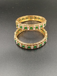 AMAIRA JEWELS Brazalete Chapado en Oro para Mujer con Piedra Verde Corte Esmeralda, Engaste de Canal, Clásico, de Moda, para Compromiso, con Doble Piedra - Product Image 2