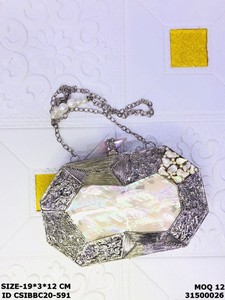 Pochette de mariée artisanale en laiton et nacre avec fermeture magnétique, chaîne de transport, doublure synthétique, capacité 1-1,9L, Craftstages International - Product Image 2