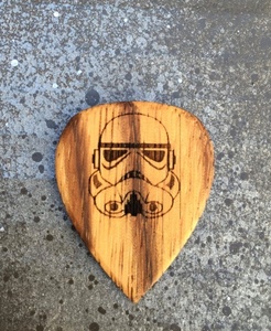 Púa de guitarra tallada de madera - Product Image 4