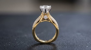 Bague de fiançailles large de luxe en or jaune 14 carats avec diamant de laboratoire, solitaire rond de 2 carats serti en canal, style princesse, bijoux personnalisés OEM - Product Image 2