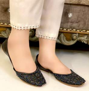 Sandalias Khussa Planas con Diseño Bordado Negro, Hechas a Mano, Antideslizantes, Tradicionales Multani Jutti Punjabi para Mujer - Product Image 1