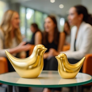 Figurines traditionnelles d'oiseaux dorés en paire, accent décoratif de table pour cheminée, table basse et décoration d'étagère - Product Image 3