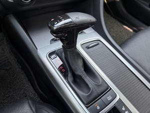 Berline hybride essence automatique Kia K5 Optima blanche d'occasion 2019, 4 portes, sièges en cuir, phares LED, véhicule de tourisme pour trajets quotidiens - Product Image 5