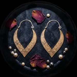 Boucles d'oreilles créoles vintage en laiton plaqué or et argent pour femme, style courbe en V, 57x35MM, en promotion - Product Image 4