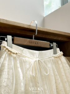 Minifalda de mujer de cintura alta, color blanco roto, con encaje floral, volantes, superposición de tul y cinturón de cordón con cuentas de madera hechas a mano, para verano, ELARA - Product Image 5