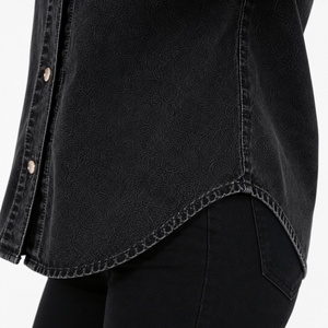 Chemise en jean noir délavé pour femme – Qualité supérieure, élégante, confortable, durable, classique, moderne et polyvalente – Tissu en jean noir délavé - Product Image 4