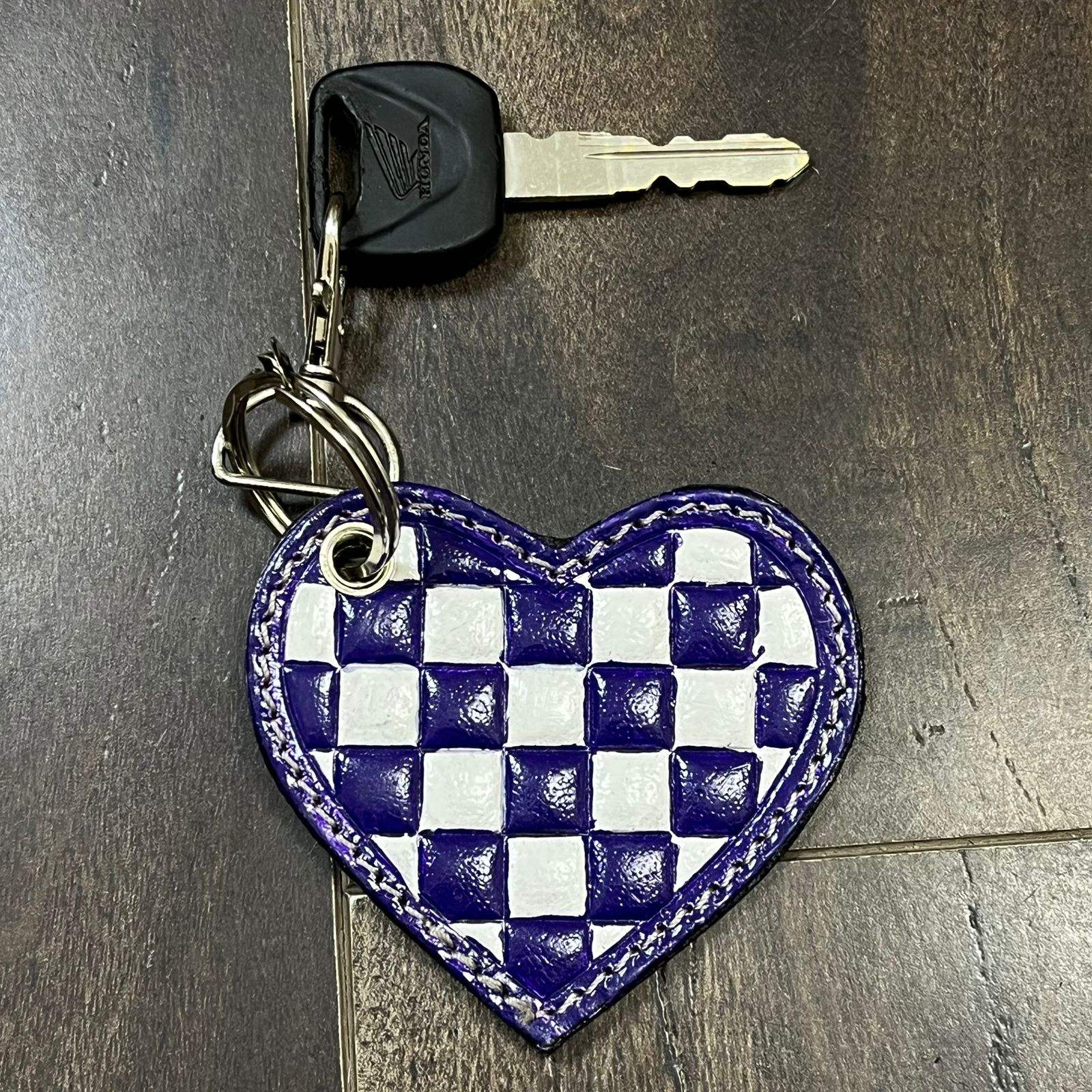 À carreaux violets et blancs