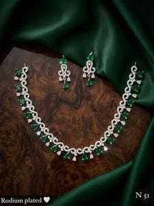 Conjunto de Collar y Aretes de Oro con Incrustaciones de Kundan y Perlas, Joyería de Boda para Mujer, Estilo Clásico, Diseño Geométrico - Product Image 4