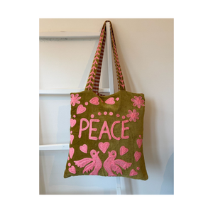 กระเป๋าโท้ทกำมะหยี่พรีเมียมลายปักสุดหรู พร้อมดีไซน์นุ่มนวล เหมาะสำหรับการเดินทาง ช้อปปิ้ง งานปาร์ตี้ หรือเป็นของขวัญสำหรับผู้หญิง - Product Image 3