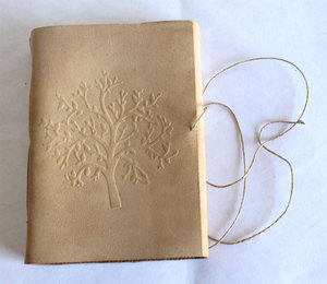 Carnet vintage personnalisé en cuir de buffle véritable, haute qualité, souple, fait main, reliure cousue en coton recyclé pour journal intime et notes. - Product Image 2