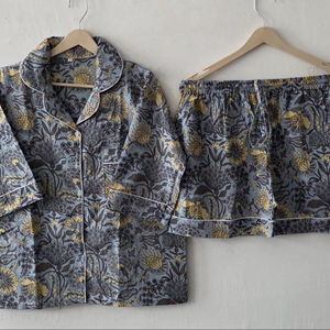 Ensemble de pyjama en coton imprimé floral vintage, élégance botanique, bleu ardoise et ocre, vêtements de nuit d'été, séchage rapide, respirant - Product Image 1