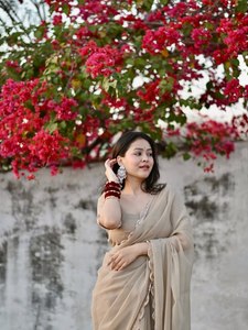 ผ้าซารีจอร์เจตต์พรีเมียม ตกแต่งด้วยลูกปัด งานปักฉลุลายลูกไม้ ขอบผ้าหรูหรา เหมาะสำหรับงานปาร์ตี้ฤดูร้อน ผ้าไม่ยับ ป้องกันแสงแดด พร้อมเสื้อคลุม - Product Image 1