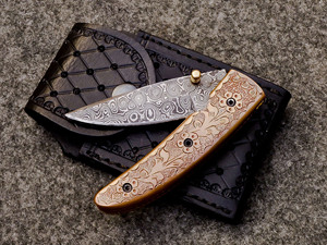 Cuchillo Plegable de Acero de Damasco Hecho a Mano con Mango de Latón Grabado y Funda de Cuero - Cuchillo de Bolsillo EDC Personalizado con Bloqueo Liner Lock - Product Image 3
